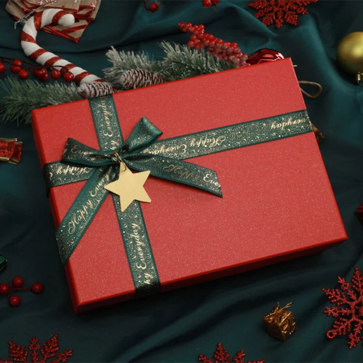 रिबन और स्टार आकर्षण के साथ क्रिसमस कठोर ढक्कन और बेस उपहार बॉक्स