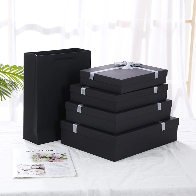 ढक्कन के साथ आयताकार काला उपहार बॉक्स